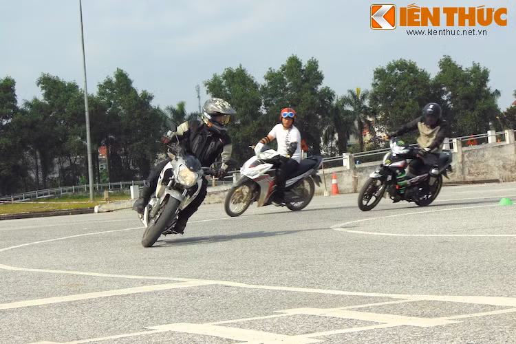 Các bài tập được bố trí theo dạng Gymkhana - yêu cầu người tham gia phải nhanh chóng vượt qua đường tập và các thử thách trong thời gian ngắn và đúng kỹ thuật nhất. Những biker mới tập cũng sẽ được trợ giúp bởi các hướng dẫn viên đứng trong bài tập.