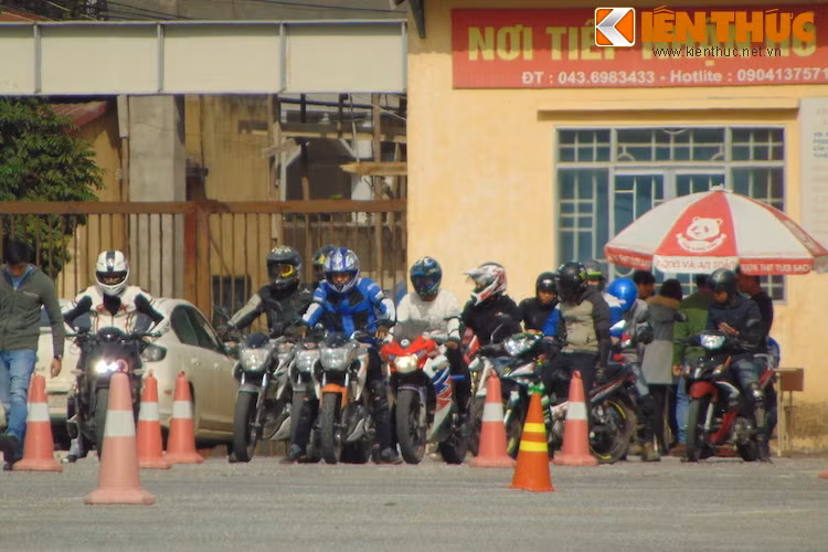 Sau khi được tập huấn đầy đủ, những người tham gia sẽ bắt đầu ra sân tập.