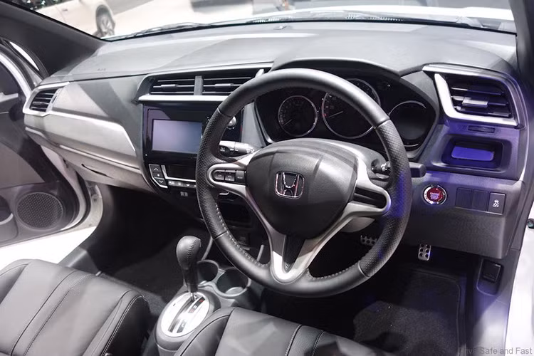 Công nghệ an toàn bao gồm túi khí trước, chống bó cứng phanh ABS, phân bổ lực phanh điện tử EBD, cân bằng thân xe VSA, hỗ trợ khởi động ngang dốc HSA và dây an toàn 3 điểm. Trên bản tiêu chuẩn, vô-lăng của BR-V là loại sử dụng của Honda Brio.