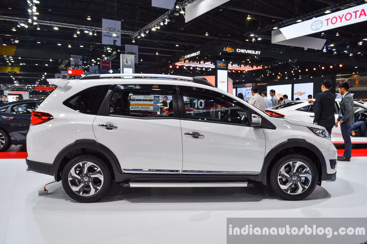 Tại thị trường Philippines, thiết kế của mẫu xe mới có nhiều sự thay đổi khi được trang bị các gói phụ kiện. Mẫu xe này sở hữu kích thước 4.455 mm dài, 1.735 mm rộng và 1.650 mm cao. Trục cơ sở 2.660 mm, khoảng sáng gầm 200 mm, tương đương đàn anh CR-V.