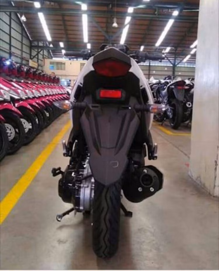 Phần đuôi xe được vuốt nhọn giống một số mẫu xe côn tay của Yamaha như Exciter 150 hay R3.