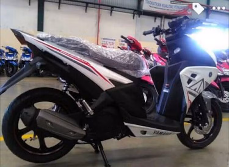 Ở hai bên yếm xe của Aerox được Yamaha thiết kế thêm các khe hút gió "fake", khiến chiếc xe thể thao hơn nhưng hoàn toàn không có tác dụng làm mát hay tản nhiệt bất kỳ chi tiết nào.