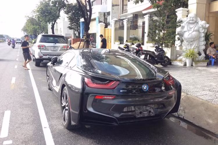 Với sự kết hợp của hai động cơ, giúp cho i8 có khả năng dẫn động bốn bánh AWD. Xe có khả năng tăng tốc 0-100km/h trong vòng 4,4 giây với tốc độ tối đa 250km/h. Quãng đường đi được tối đa đến 600km. Mức tiêu hao nhiên liệu khá ấn tượng, chỉ 2.1L/100km và hệ số khí thải CO2 khoảng 49g/km.