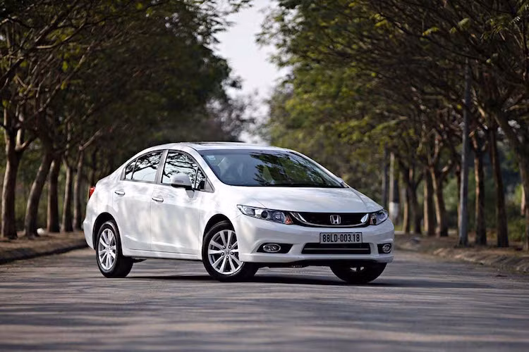9: Honda Civic - 394 xe. Bản thân Honda Civic không phải là một mẫu xe tồi với thiết kế thể thao cùng các trang bị hấp dẫn, tuy nhiên tại thị trường Việt Nam chiếc xe đã bị "áp đảo" hoàn toàn bởi Toyota Corolla Altis cùng hàng loạt đối thủ khác.