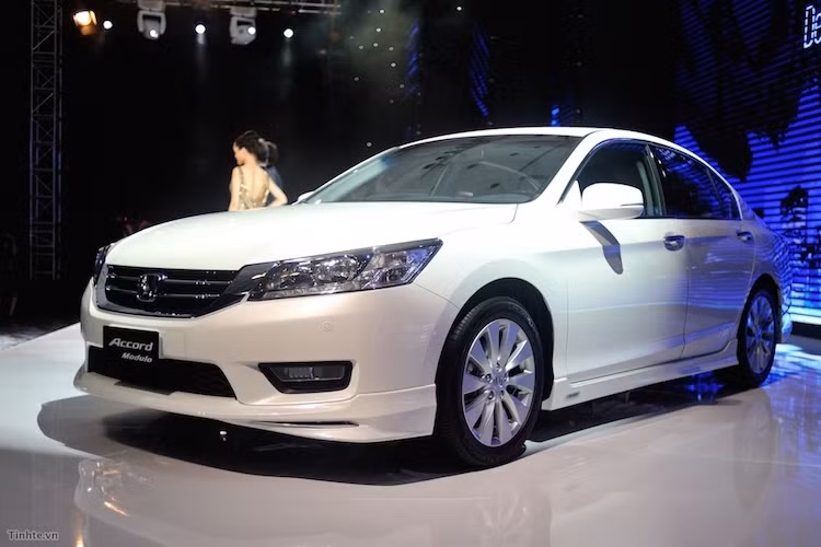 5: Honda Accord - 201 xe. Có trang bị tương đương với các đối thủ cùng phân khúc như Mazda 6 hay Toyota Camry, nhưng Honda Accord lại được định giá cao hơn, lên tới hơn 1,4 tỷ đồng. Điều này đã khiến khách hàng không cảm thấy "mặn mà" với mẫu xe sedan hạng trung của Honda.