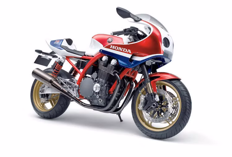 Dù dựa trên Honda CB1100 nhưng trên thực tế, CB1100R có khá nhiều điểm khác biệt lớn, trong đó có khung xe. Trên CB1100R, động cơ sẽ đóng vai trò như một bộ phận gia cố cho khung xe, thay vì dùng thêm thanh giằng như khung CB1100.