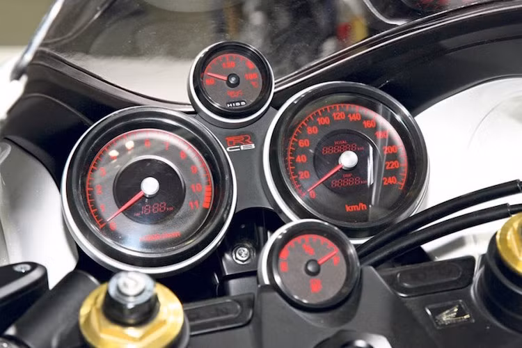 Dù vẫn sử dụng khối động cơ 4 xi-lanh 1100 cc như trên CB1100 nhưng để cỗ máy này có thể hoạt động hiệu quả, Honda sẽ phải chỉnh sửa lại rất nhiều chi tiết, trong đó có hệ thống làm mát.