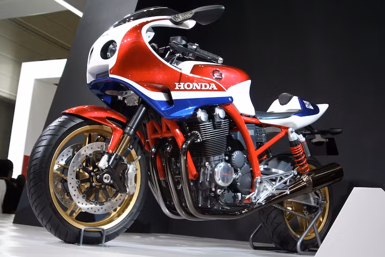 Hiện tại ở CB1100, động cơ đang được làm mát hoàn toàn bằng gió tuy nhiên trên bản concept, do có thêm quây gió nên giải pháp làm mát đã được chuyển sang két dầu nằm phía dưới đèn pha.