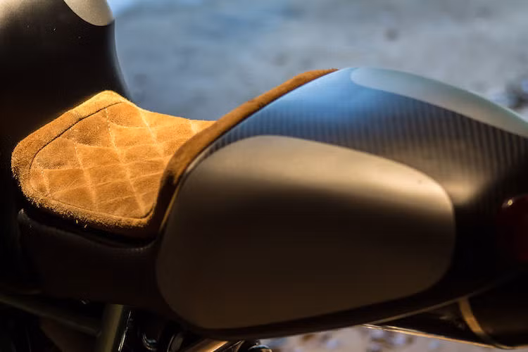 Phải tới gần chiếc xe và tùy vào điều kiện ánh sáng, lớp vỏ bằng sợi carbon mới ánh lên vân dưới lớp sơn mờ.