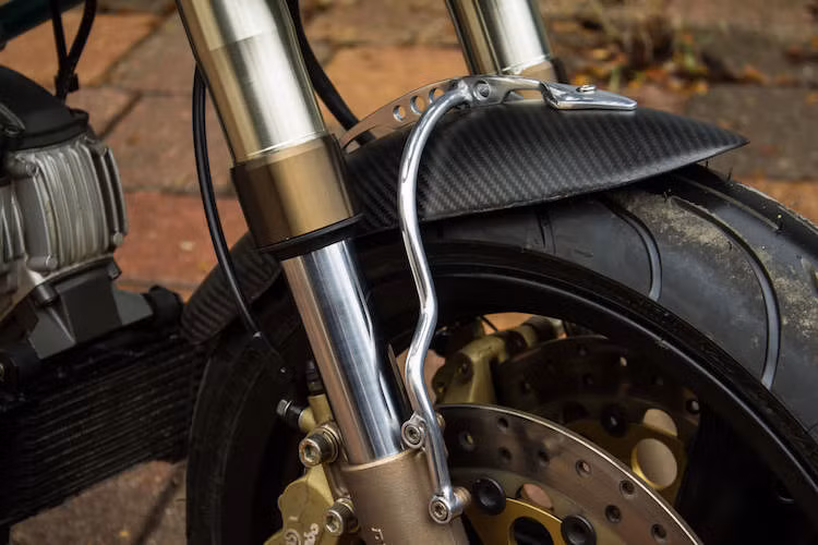 Phuộc Showa USD nguyên bản của 900SS được độ lại bởi RaceTech để phù hợp với cân nặng và phong cách lái của chủ xe.