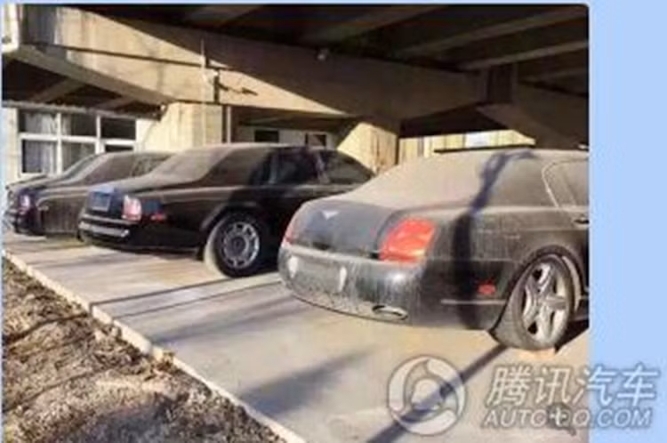 Những bãi đỗ xe chứa đầy xe siêu sang và siêu xe "vô chủ" khá nhiều, nằm rải rác trên đất nước Trung Quốc rộng lớn. Sau một khoảng thời gian không có ai nhận, số xe này cũng sẽ dần được các bãi chứa báo cáo lên chính quyền địa phương để tìm chủ.