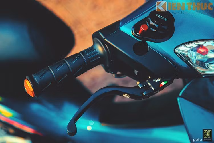 Cùm thắng Brembo cùng bình dầu CNC sắc sảo, những món đồ chơi trên xe được chọn lọc kỹ lưỡng trước khi thể hiện lên tổng thể chiếc xe số phổ thông của hãng sản xuất Honda.