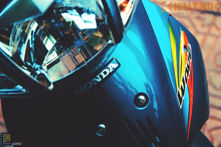 Tổng thể xe màu xanh Petronat quyến rũ, xe vẫn giữ nét đẹp nguyên bản với bộ tem zin nổi bật.