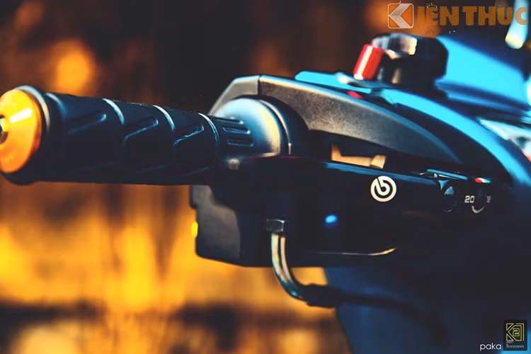 Bao tay đồ chơi giúp cảm giác vuốt ga mềm mại đi cùng gù dẹp Rizoma vàng.