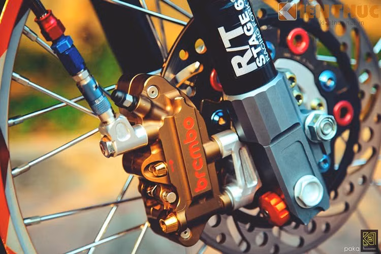 Chân trước với phuộc R/T cùng heo Brembo đẳng cấp. Dàn chân được cho là khá mơ ước của rất nhiều tay chơi.