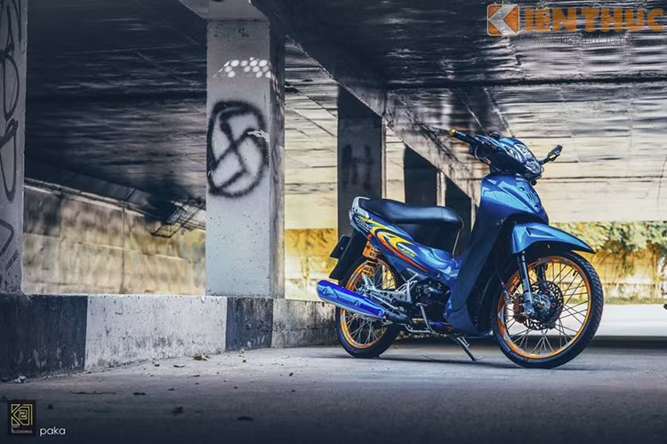 Chiếc xe số phổ thông Honda Wave 125 Thái về nguyên bản là đã có thiết kế khá thể thao, mạnh mẽ. Tuy nhiên, nó vẫn được các dân chơi xe máy tại Sài Gòn độ lại theo phong cách hoàn toàn khác biệt với hàng loạt đồ chơi "hàng hiệu" đầy giá trị.