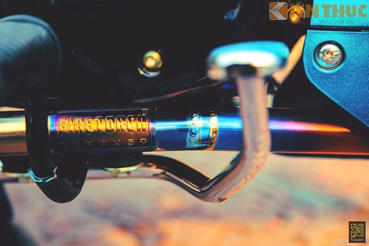 Xe trang bị cổ pô Titanium màu xanh tía nổi bật giúp thoáng máy và tăng độ nổi bật cho xe.