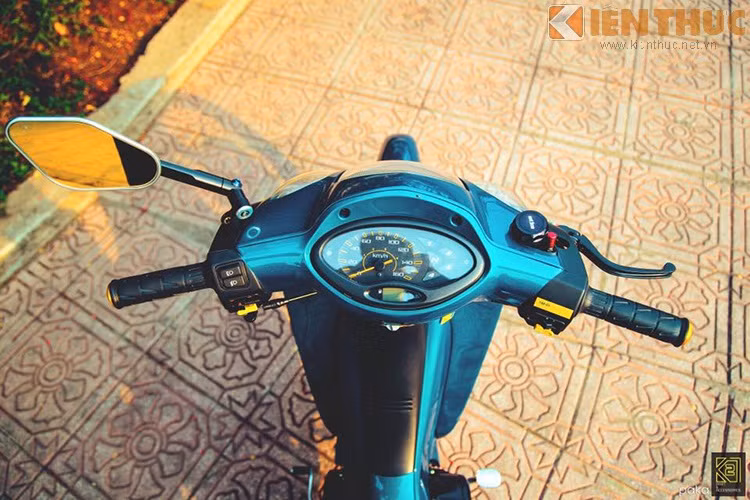 Phần đồng hồ cá tính, xe trang bị kính Rizoma Ellise thể thao.