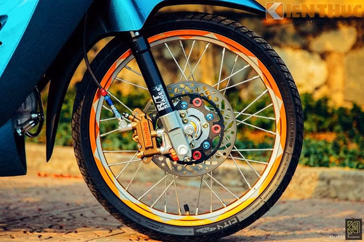 Tổng thể chân trước với heo Brembo đẳng cấp, phuộc R/T, dĩa Brake Tech, niềng nhôm cùng lốp Michelin City Grip.