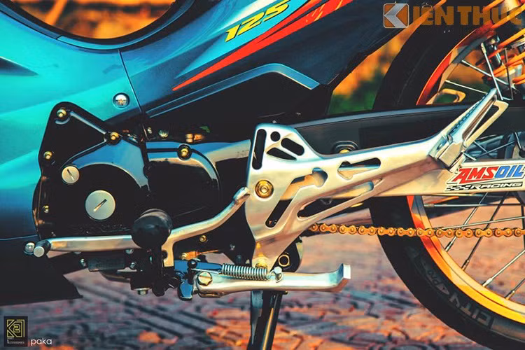 Dàn chân với loạt ốc titan vàng bắt mắt nổi bật trên nền đen của lốc máy và carte.