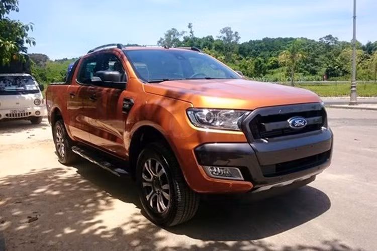 4 - Ford Ranger: 8685 xe. Nhờ sự xuất hiện của phiên bản nâng cấp mới nhất trong tháng 7/2015, Ford Ranger đã trở thành "ông vua" của phân khúc bán tải ở Việt Nam. Đặc biệt trong 3 tháng cuối năm, Ranger đều đạt doanh số trên 1.000 xe/tháng lần đầu tiên trong lịch sử, trong đó hai tháng 11 và 12 còn là mẫu xe bán chạy nhất VAMA.