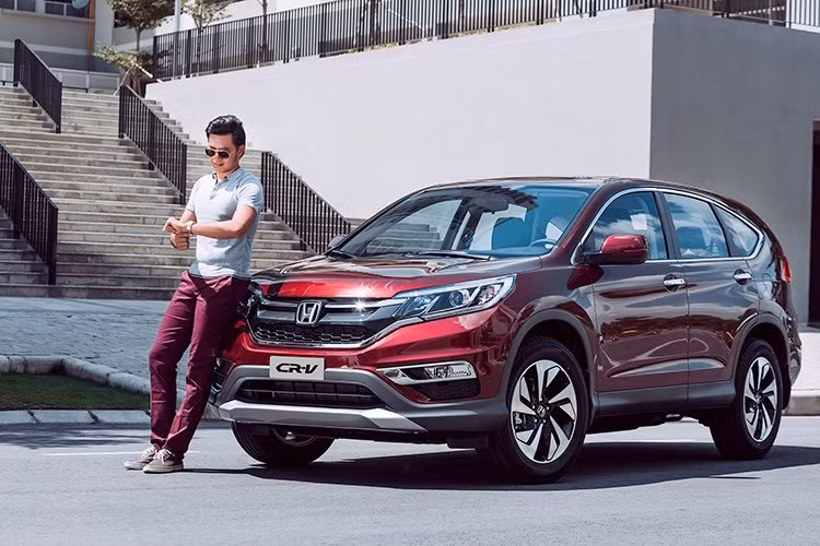 10 - Honda CR-V: 4533 xe. "Mở màn" cho danh sách top 10 mẫu ôtô bán chạy nhất Việt Nam năm 2015 là mẫu crossover CR-V của Honda. Bước lên vị trí thứ 10 từ thứ 13 của năm ngoái, CR-V chỉ kém đối thủ lớn nhất là Mazda CX-5 235 xe.
