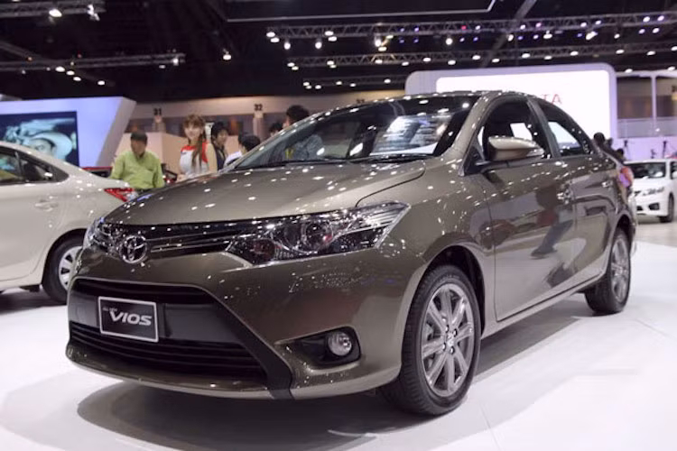 1 - Toyota Vios: 13.761 xe. Danh hiệu "Xe bán chạy nhất Việt Nam 2015" đã thuộc về mẫu sedan hạng B khi đã có mức tăng trưởng 48% so với năm 2014, lập kỷ lục về doanh số với 13.761 xe bán ra - gần tương đương kỷ lục 15.000 xe của Innova năm 2008.