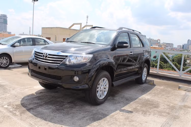 3 - Toyota Fortuner: 9780 xe. Dù vào năm sau, chắc chắn Toyota Việt Nam sẽ giới thiệu phiên bản Fortuner hoàn toàn mới nhưng trong năm 2015, thế hệ cũ của dòng xe vẫn có doanh số cực tốt, tính trung bình đạt khoảng 800 xe/tháng. Mặc dù vậy, mức tăng trưởng của dòng xe cũng có dấu hiệu chững lại khi chỉ đạt 14%.