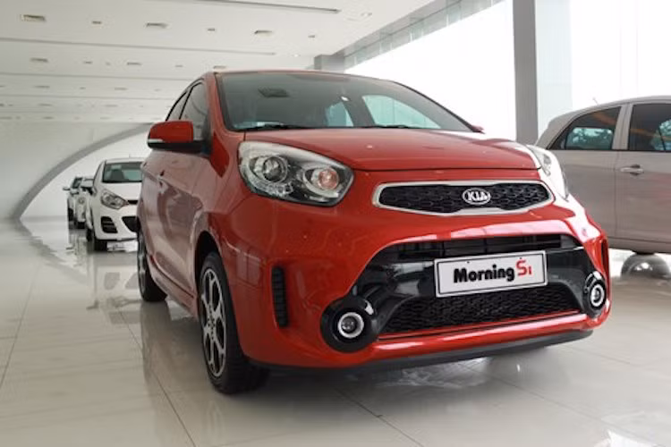 5 - Kia Morning: 8376 xe. Với mức tăng trưởng trong năm 2015 đạt 87%, Kia Morning là mẫu xe "bứt phá" mạnh thứ 2 chỉ sau Mazda 3. Trong năm 2015, Morning cũng đồng thời lập kỷ lục doanh số lớn chưa từng có từ trước tới nay.