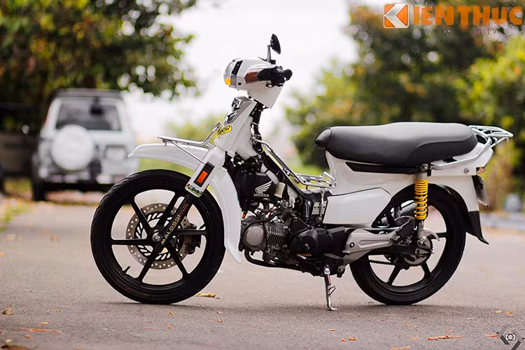 Chiếc Super Dream của Honda Việt Nam trang bị động cơ nguyên bản 4 thì 97 phân khối, xi-lanh đơn làm mát bằng gió, công suất 6 mã lực tại vòng tua máy 7.000 vòng/phút, mô-men xoắn cực đại 6,03 Nm tại 5.000 vòng/phút.