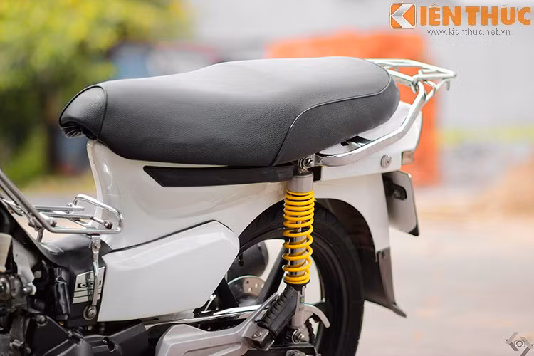Giảm xóc sau của Honda Wave Nice với màu vàng thể thao. Toàn thân xe đi màu trắng tinh khôi.