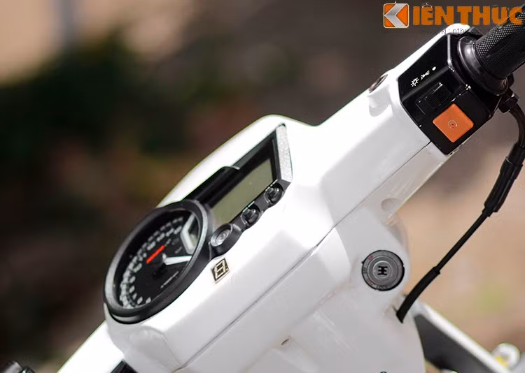 Trên mặt đồng hồ còn có hệ thống báo số điện tử, ổ khoá nguyên bản xe được thay thế bằng khoá 6 cạnh chống trộm.