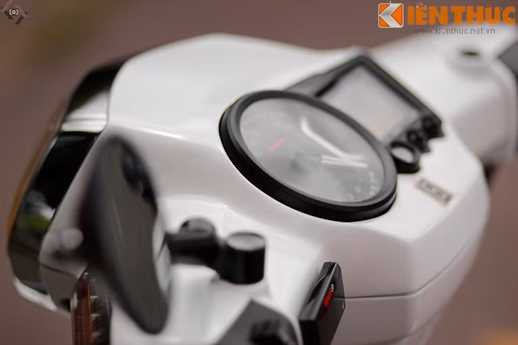 Đồng hồ đồ chơi Koso RX2N với đầy đủ thông số và vòng tua.