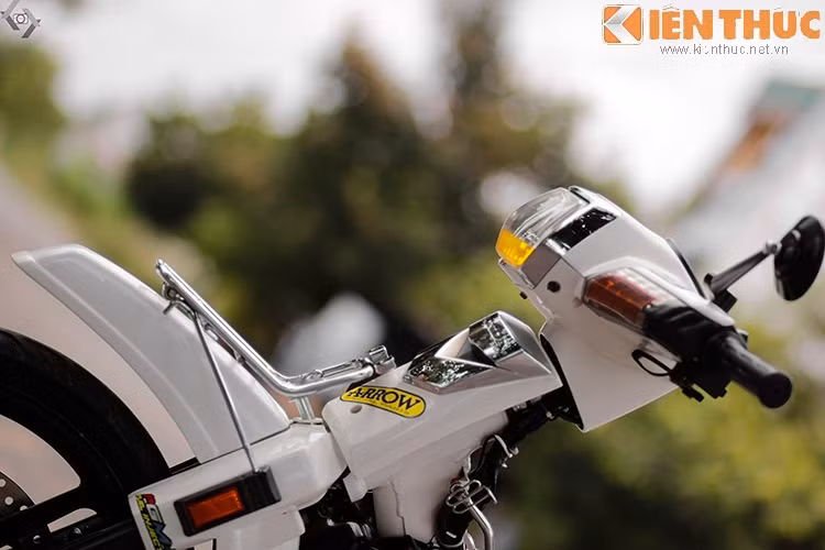 Xe sử dụng kính hậu của Rizoma, bao tay sưởi ấm và baga 10ly sang trọng.