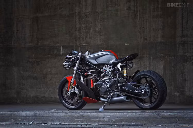 Với bản độ "trần trụi" nhưng cực "ngầu" này, Gustavo luôn thu hút được sự chú ý ở mọi nơi. Thậm chí nhiều người đã tìm tới anh để nhờ tạo ra một chiếc xe tương tự. Hiện tại, anh đã chế ra được 3 chiếc xe tương tự, bao gồm một chiếc từ Ducati 999.