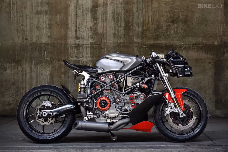 Theo đúng phong cách streetfighter và muốn bộc lộ hết vẻ cơ khí của chiếc xe, việc đầu tiên Gustavo làm đó là lột bỏ toàn bộ phần quây áo của chiếc 749.