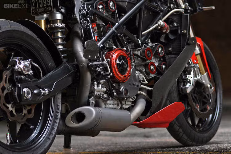 Khối động cơ của chiếc xe đã được thay bằng máy từ Ducati 749R mạnh hơn, với cò độ và van titan. Để nâng công suất cao hơn, Gustavo còn nhờ một người bạn làm ở NASA "thửa" riêng cho chiếc xe bộ pô titanium. Toàn bộ lốc nồi và nắp xích cam được để hở.