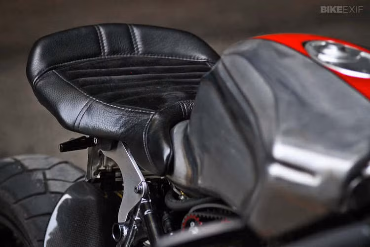 Phần khung phụ phía sau xe được rút gọn một cách tối đa và gắn vào bình xăng, với khả năng điều chỉnh tiến/lùi để phù hợp với thể hình và phong cách của người lái.