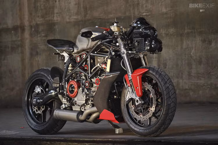  Bản độ streetfighter Ducati 749 là mẫu sportbike tầm trung, được coi là phiên bản nhỏ hơn của dòng 999 trước đây, tương tự 959 và 1299 Panigale hiện tại. Sau nhiều năm sử dụng chiếc xe cho các cuộc đua, Gustavo Penna đã quyết định "lột xác" chiếc 749 của anh thành streetfighter.