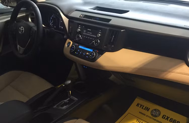 Phiên bản được nhập về Việt Nam có đầu đĩa CD, hỗ trợ chơi file MP3 từ USB. Bảng điều khiển trung tâm cũng được thiết kế lại, bổ sung thêm ổ cắm điện 12V và cổng USB.