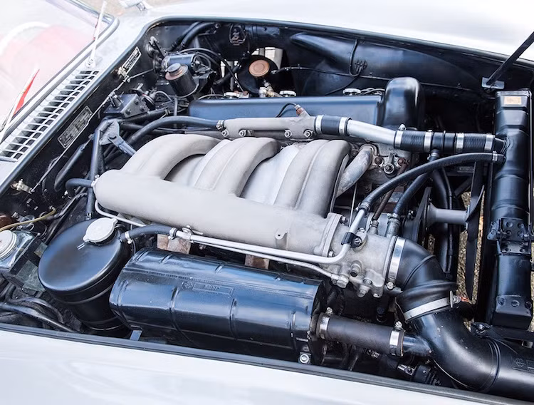 300SL được trang bị động cơ 3.0l I6 nạp khí tự nhiên 222 mã lực, sở hữu hệ thống phun xăng sản xuất hàng loạt đầu tiên trên Thế giới. Với hộp số sàn 4 cấp, chiếc xe có thể đạt tới tốc độ tối đa 260 km/h.