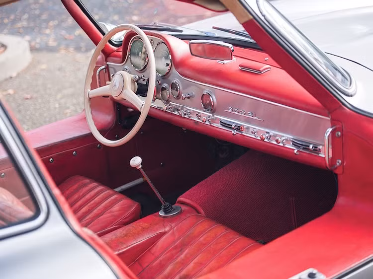 Dù được phát triển từ xe đua nhưng nội thất của 300SL vẫn rất sang trọng nếu so với tiêu chuẩn của thời kỳ đó với những chiếc ghế êm ái, cabin bọc da màu đỏ và bảng táp-lô bằng nhôm.