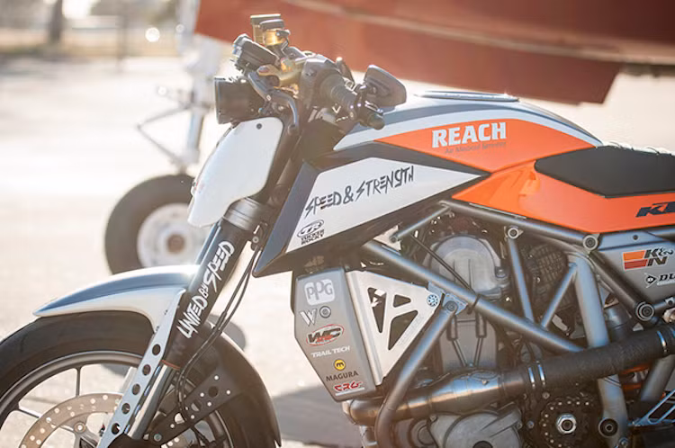 Đối với phần thân xe, Darrell đã thiết kế cho 690 Duke một bộ vỏ với kiểu dáng khí động học, vuốt nhọn về đằng sau như cafe racer hay sportbike nhưng lại có yên cao như supermotard. Sau đó, bản thiết kế đã được gửi cho Jimmy Kilroy - một thợ gò nhôm bậc thầy để tạo hình.