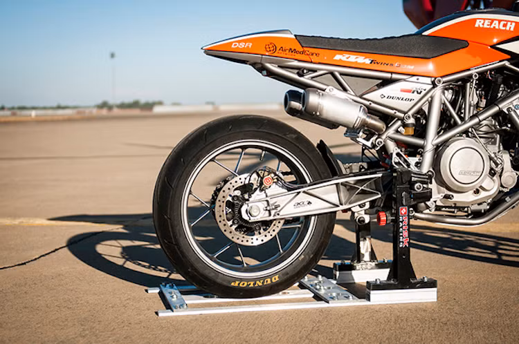 Mặc dù chỉ có 1 xi-lanh nhưng Darrell đã dẫn khí xả ra tới 2 pô đặt hai bên thân xe, dưới khung phụ. Để giúp cho động cơ "thở" dễ hơn, hãng lọc gió nổi tiếng K&amp;N đã trực tiếp cân chỉnh và trang bị cho Duke lọc gió của xe đua.