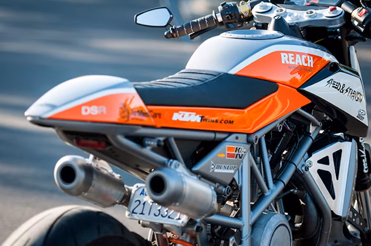 Trước khi lắp bộ vỏ mới lên, một bộ khung phụ phía sau bằng ống chromoly đã được Darrell chế tạo đặc biệt, kèm theo một hộp nhôm để chứa ắc quy cùng các hệ thống điện quan trọng.