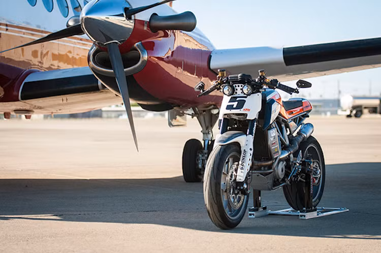 Cuối cùng, những chi tiết như đĩa phanh Galfer, heo Brembo trước sau, bơm dầu côn Magura HC3 và dàn để chân Sato Racing giúp hoàn thành bản độ KTM 690 Duke đầy độc đáo của Darrell.