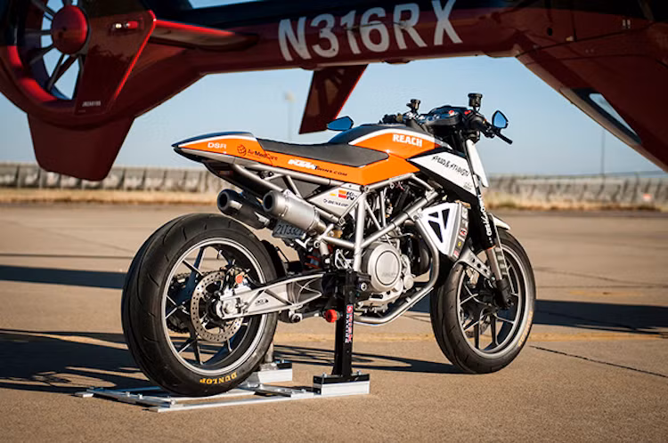 Cùng với ECU Dynojet Commander V, phuộc WP R và lốp Dunlop, hiệu năng của chiếc xe đã được cải tiện rõ rệt trên đường đua so với chiếc naked-bike KTM 690 Duke nguyên bản.