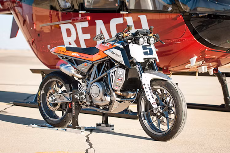 Đã từng có nhiều năm độ xe ôtô và giành nhiều giải thưởng danh giá, tuy nhiên bản độ siêu môtô cafe racer từ KTM 690 Duke này của Darrell Schneider mới chỉ là chiếc xe môtô thứ 2 của anh.