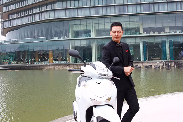 Trong chương trình sự kiện ra mắt mẫu xe tay ga thế hệ mới Cũng trong sự kiện ra mắt mẫu xe tay ga cao cấp Honda SH300i mới, Honda đã công bố tên 2 người đầu tiên là chủ nhân mẫu xe mới chính là nam MC Phan Anh và siêu mẫu Hoàng Thuỳ.