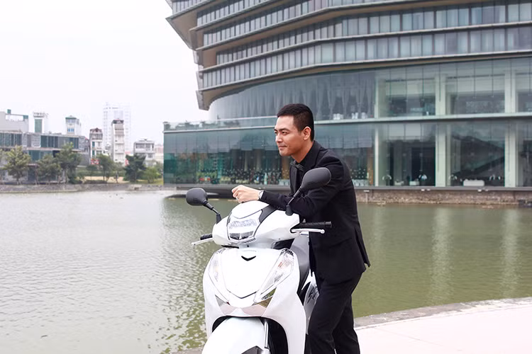 Honda SH300i 2016 được nhập khẩu từ Ý, do đó thiết kế kiểu dáng mang phong cách Châu Âu, tuy nhiên nhìn tổng thể bên ngoài của xe không có nhiều điểm khác biệt so với 2 mẫu xe trước đó từng ra mắt là SH125i và SH150i.